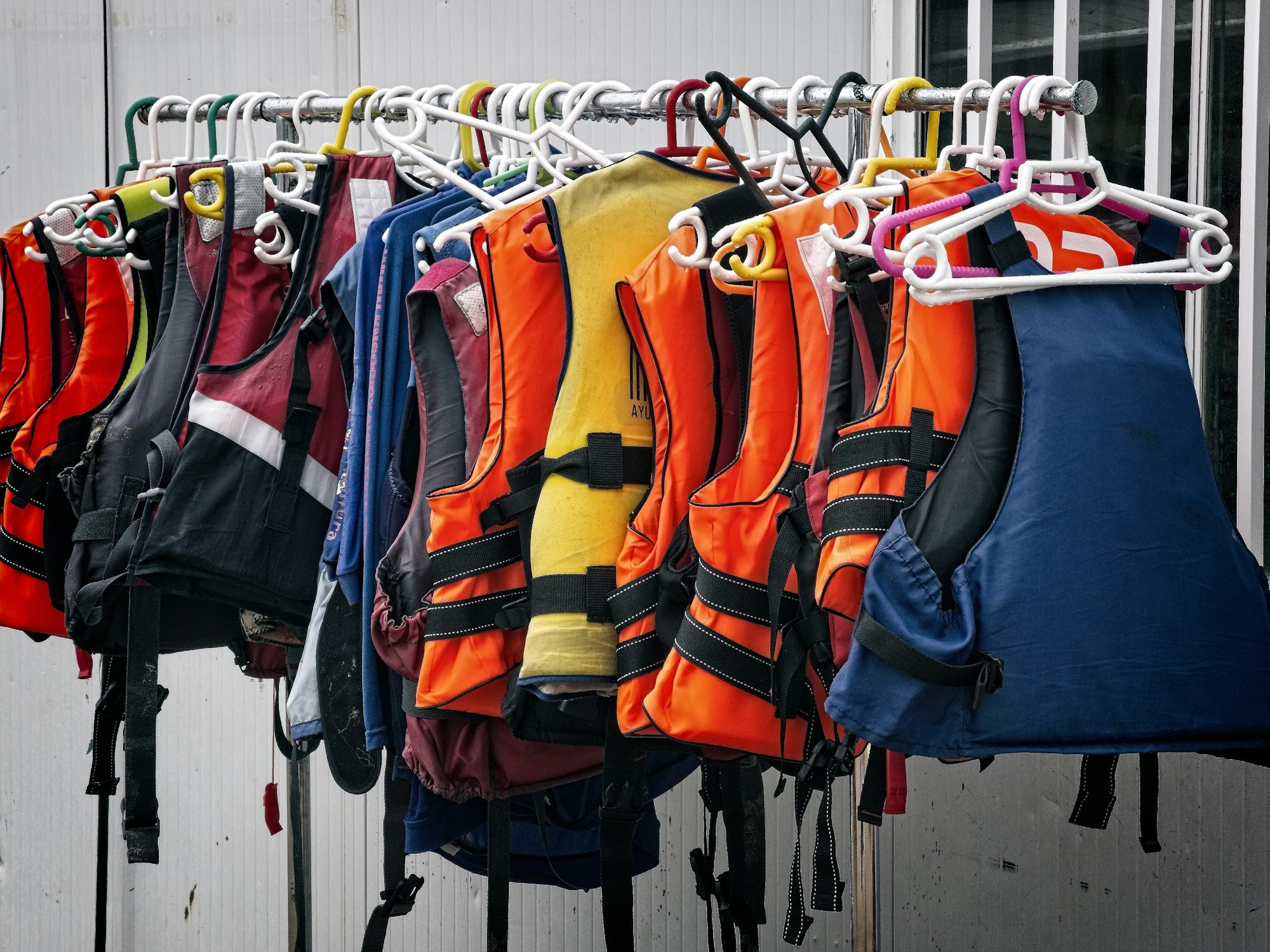 Des gilets d’aide à la flottabilité suspendus, prêts pour la sortie