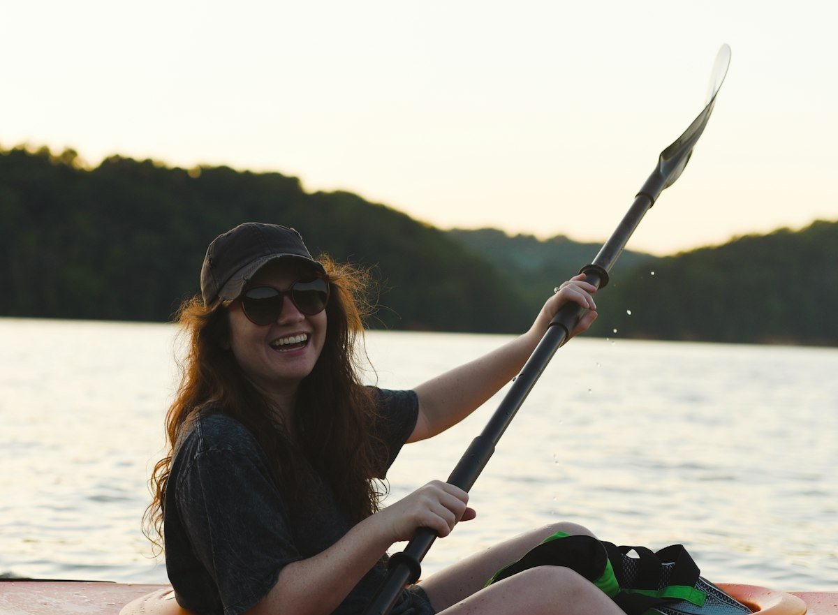Léa, guide, sourit dans son kayak