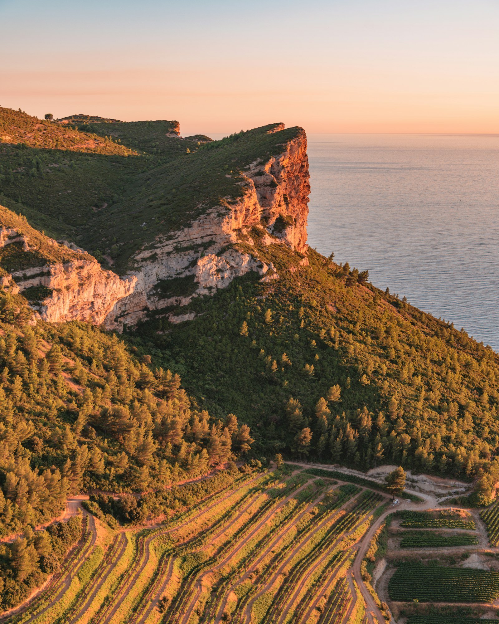 Les falaises du cap Canaille au-dessus de la mer, au soleil couchant