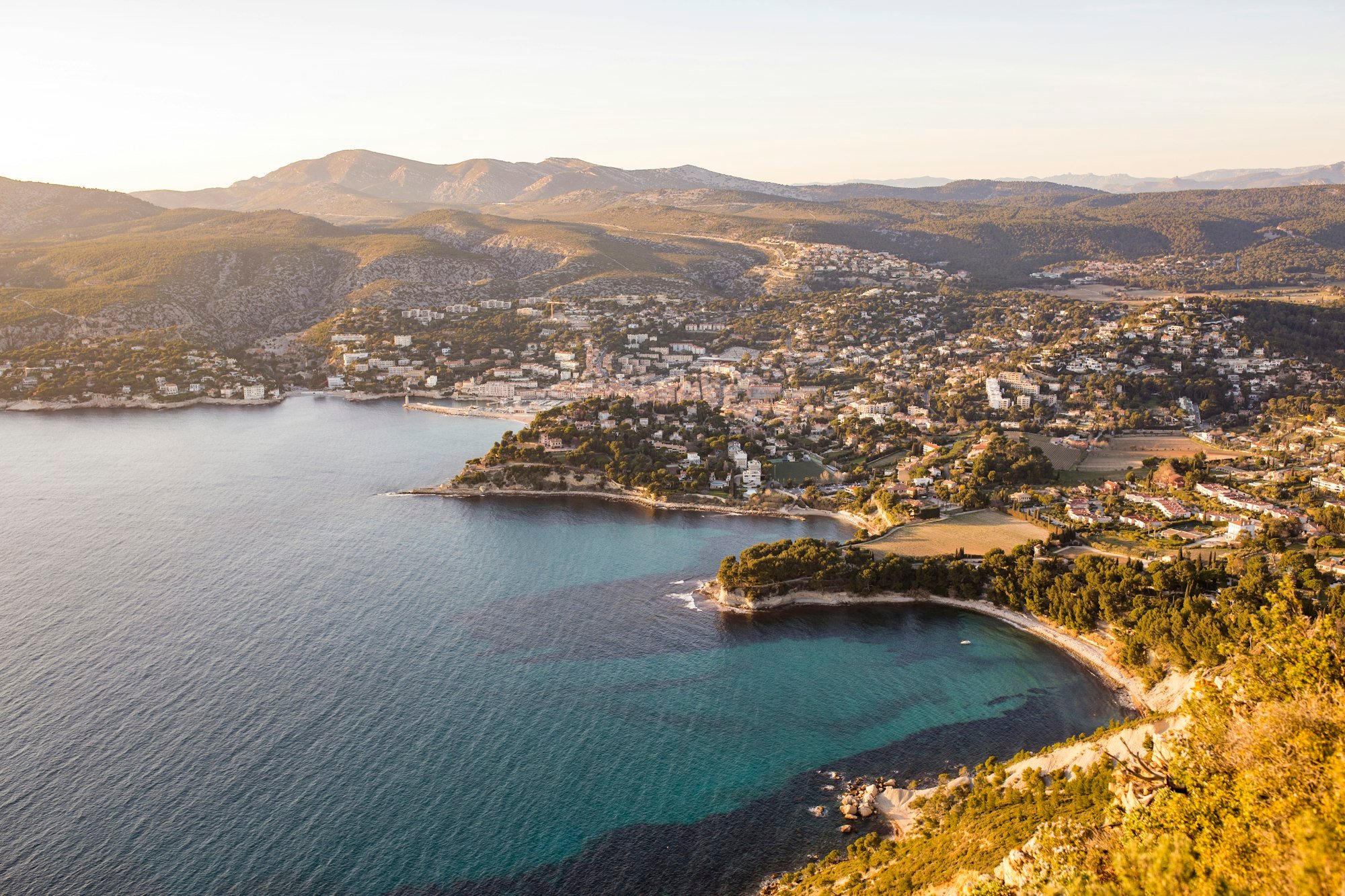 La baie de Cassis vue du cap Canaille, au soleil couchant