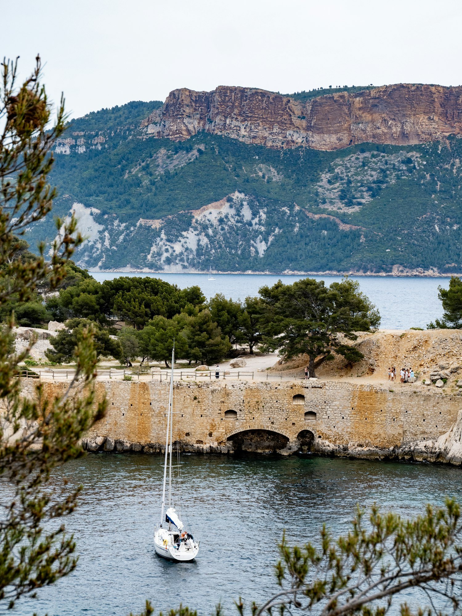 Un voilier dans la calanque de Port-Miou, sous les falaises du cap Canaille