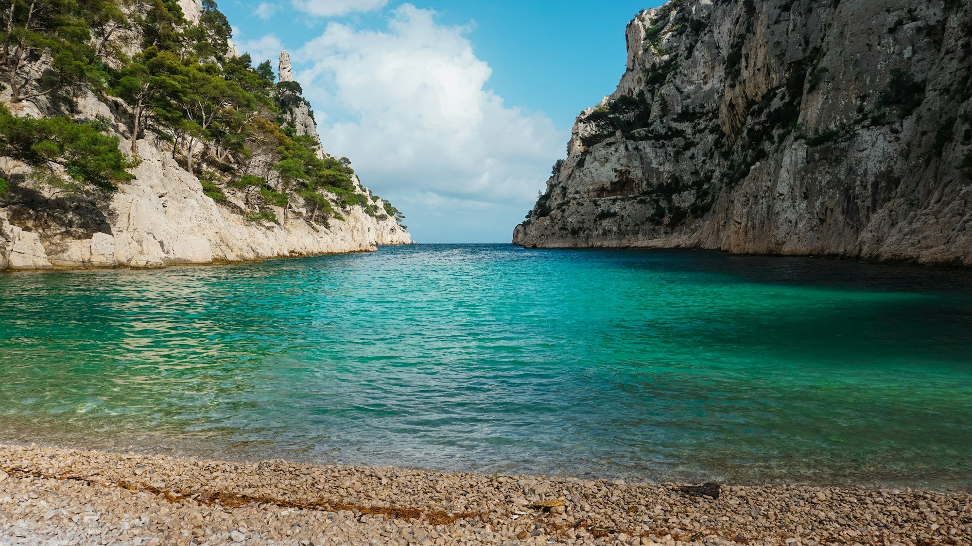 La plage de galets d’En-Vau, entre deux falaises de calcaire blanc